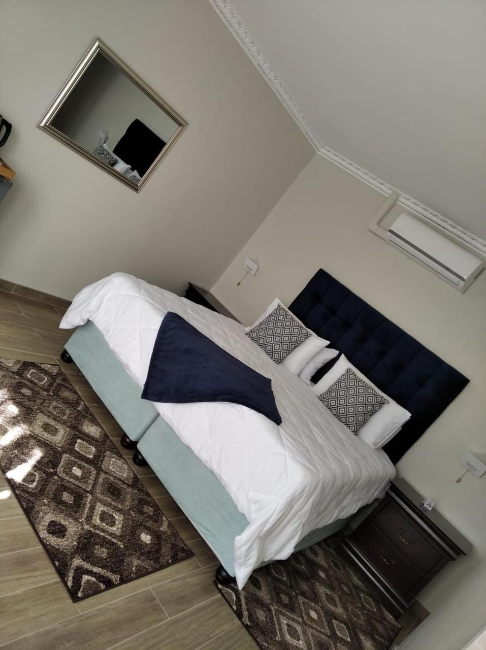 Lucolo Palace B&B - East London view 5