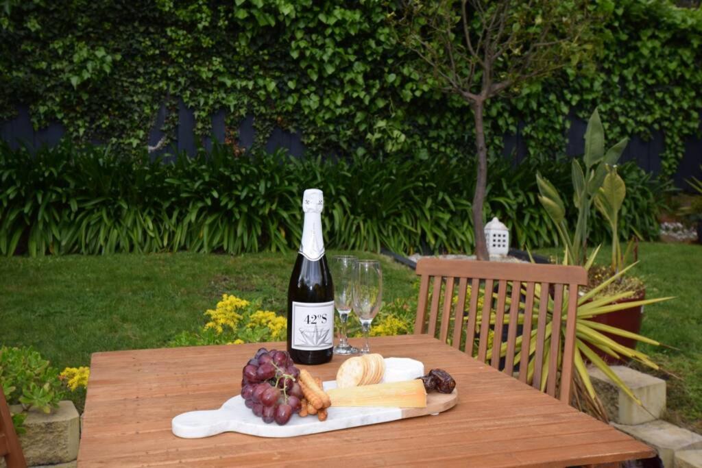 Best Location in Hobart! Luxury 4 bedroom with stunning views