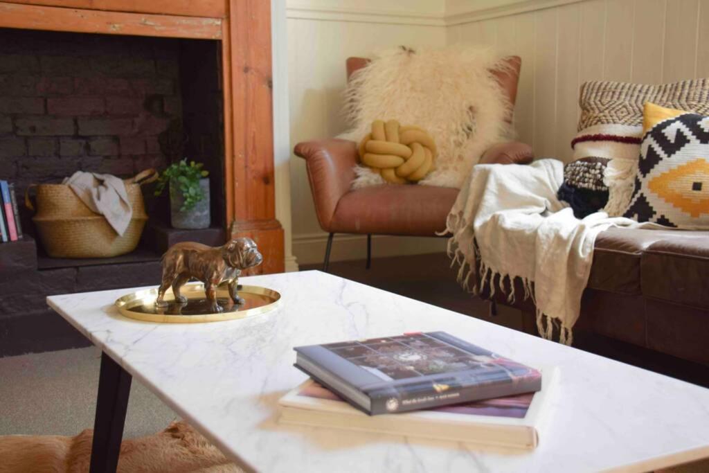 Best Location in Hobart! Luxury 4 bedroom with stunning views