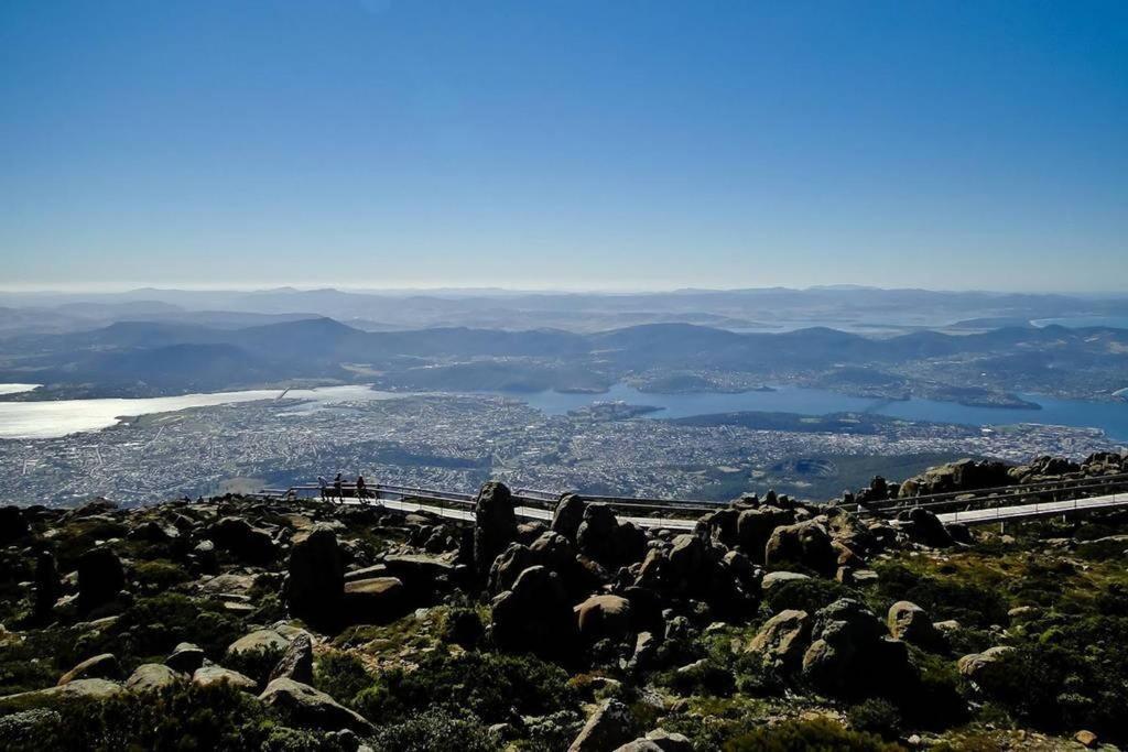 Best Location in Hobart! Luxury 4 bedroom with stunning views