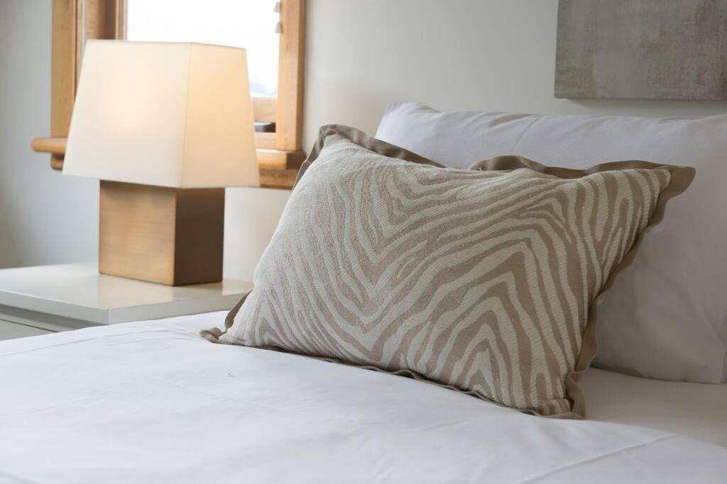 Best Location in Hobart! Luxury 4 bedroom with stunning views