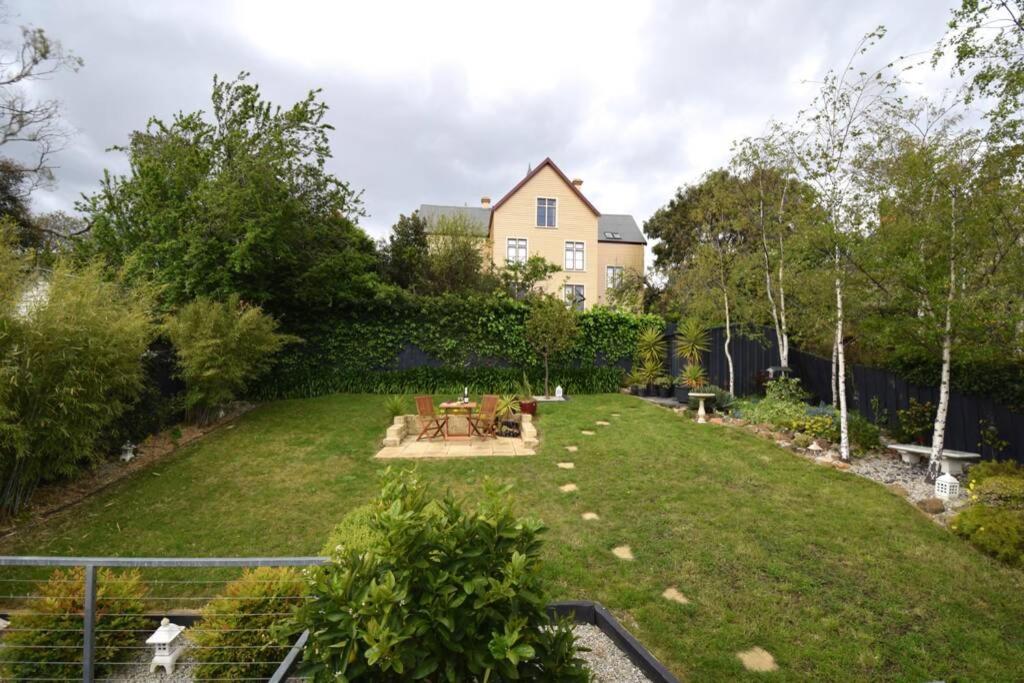 Best Location in Hobart! Luxury 4 bedroom with stunning views
