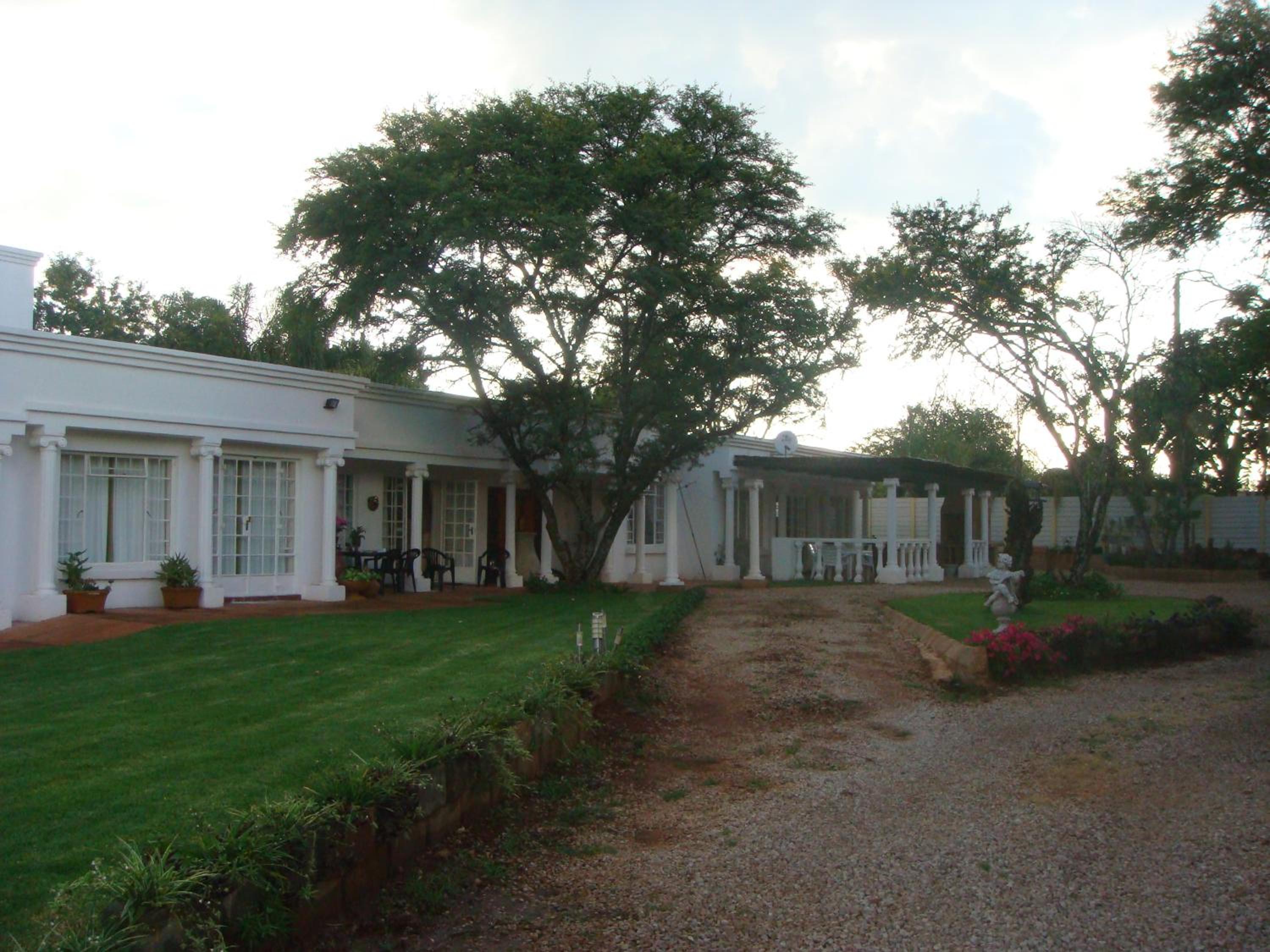 Heatherdale Guesthouse & Shuttle Services