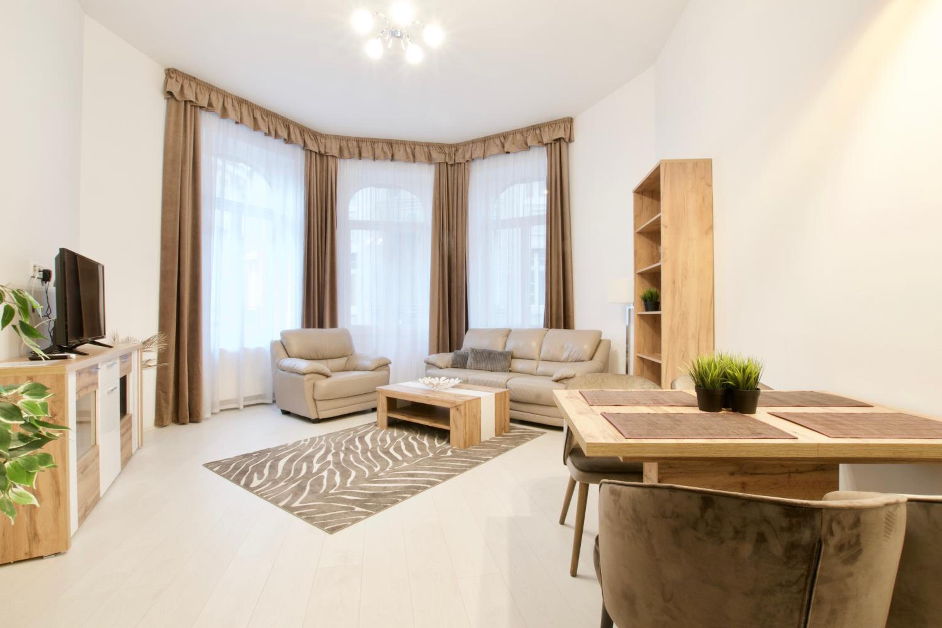 Premium Apartments by Hi5 - Elegant Suites view 3
