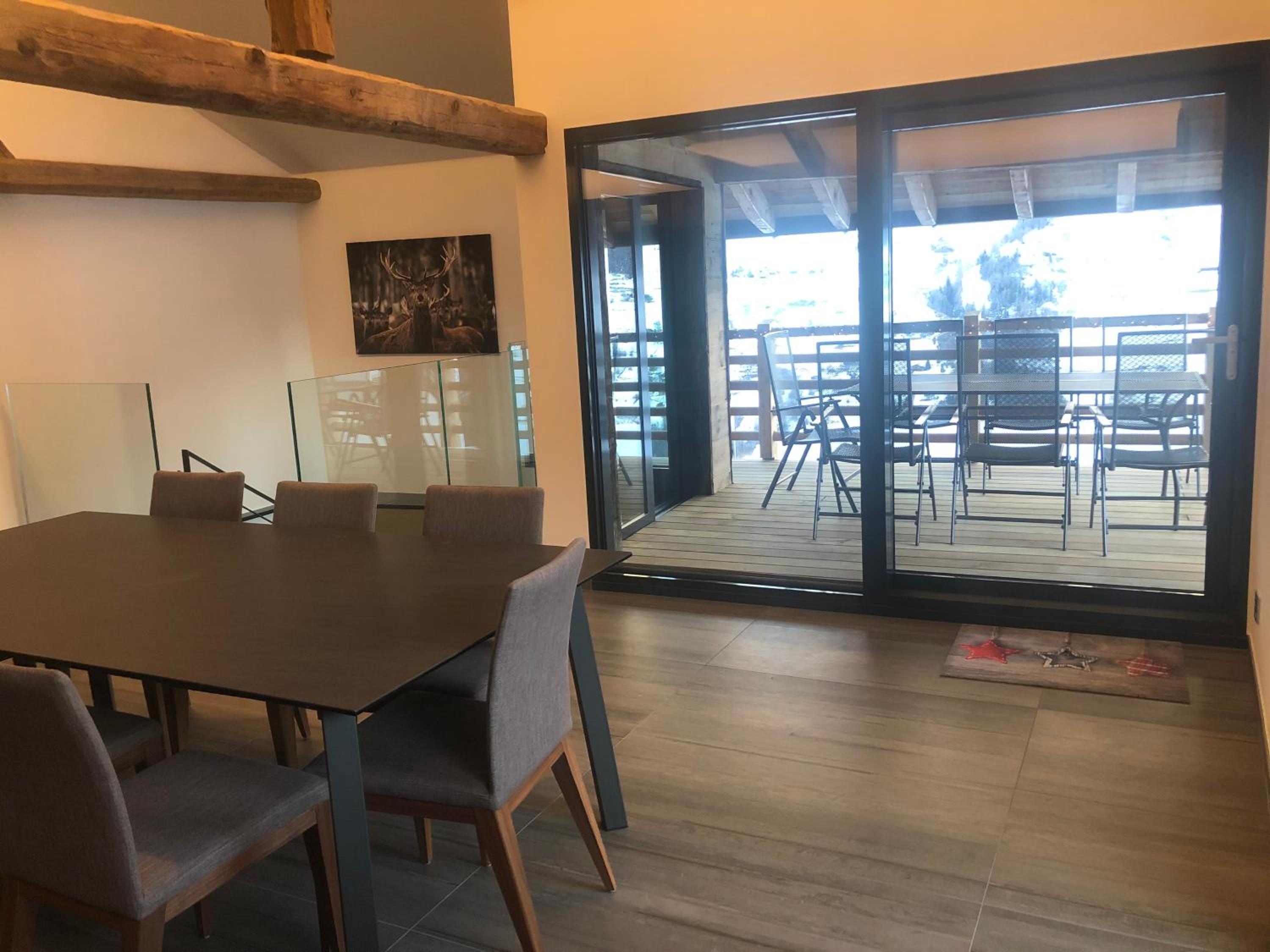 Grand appartement avec terrasse à Chez-Les-Reuses