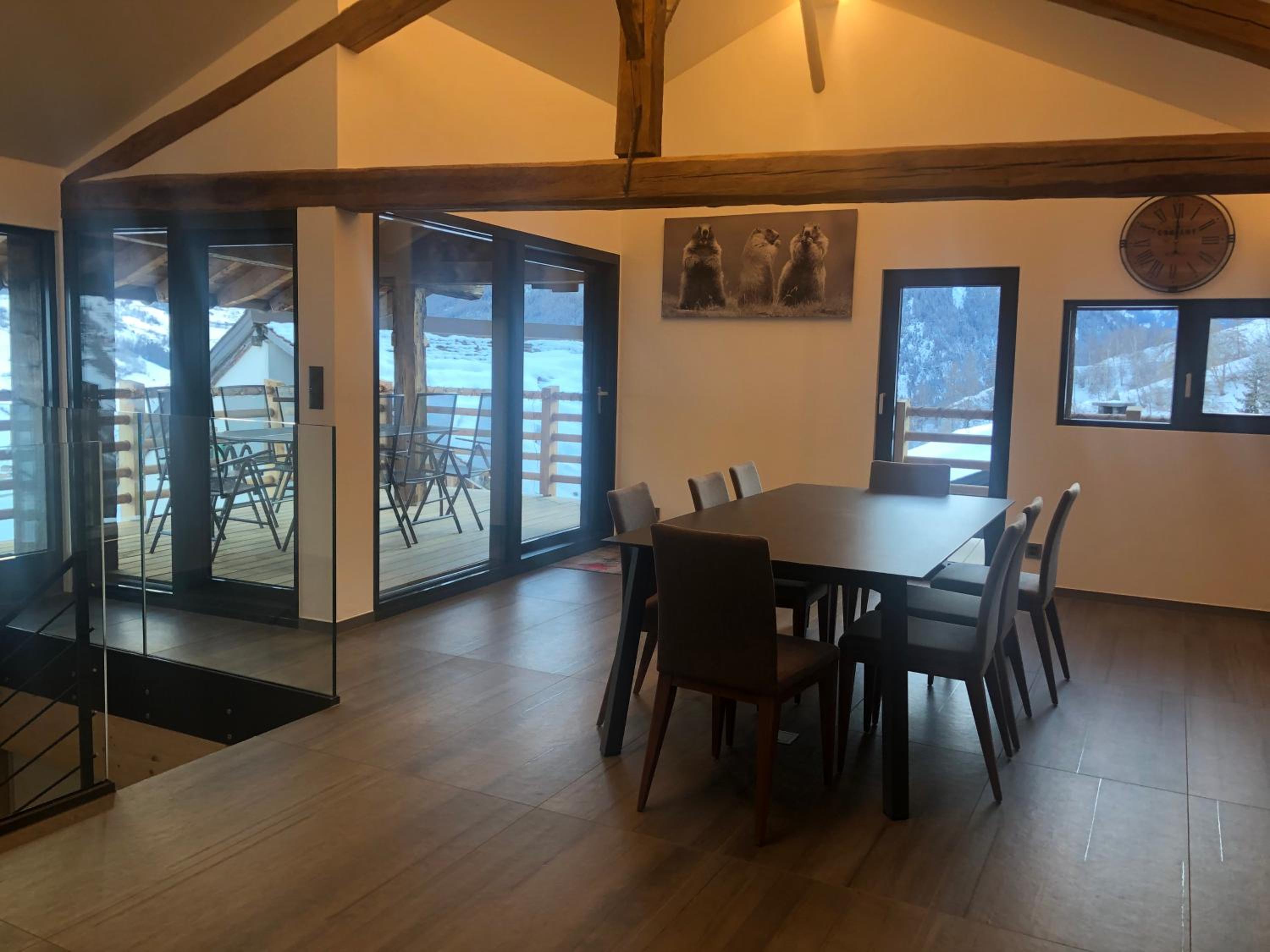 Grand appartement avec terrasse à Chez-Les-Reuses
