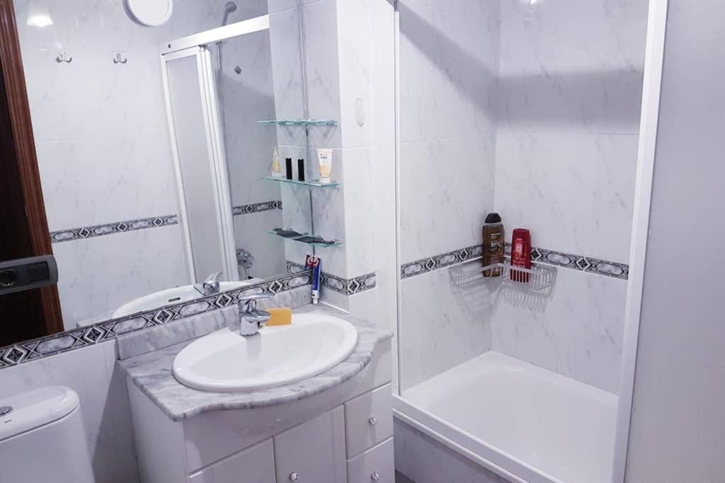 Apartamento completo con parking privado y WiFi en San Roque view 2