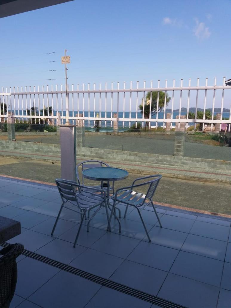 CASA DE VIDRO PERFEITA A 25 METROS DA PRAIA