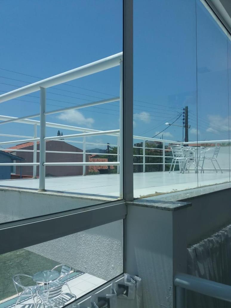 CASA DE VIDRO PERFEITA A 25 METROS DA PRAIA