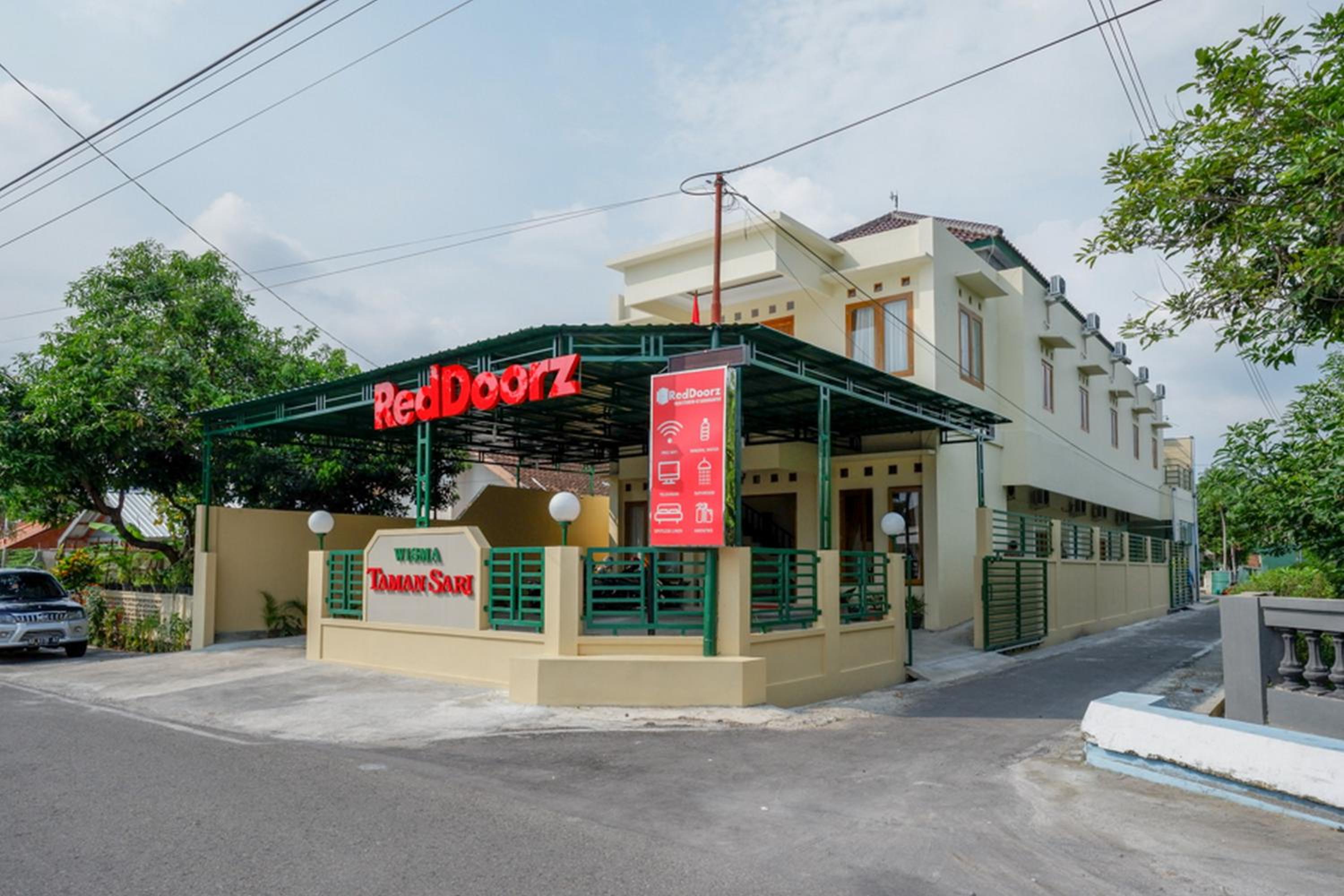 RedDoorz near Stadion 45 Karanganyar