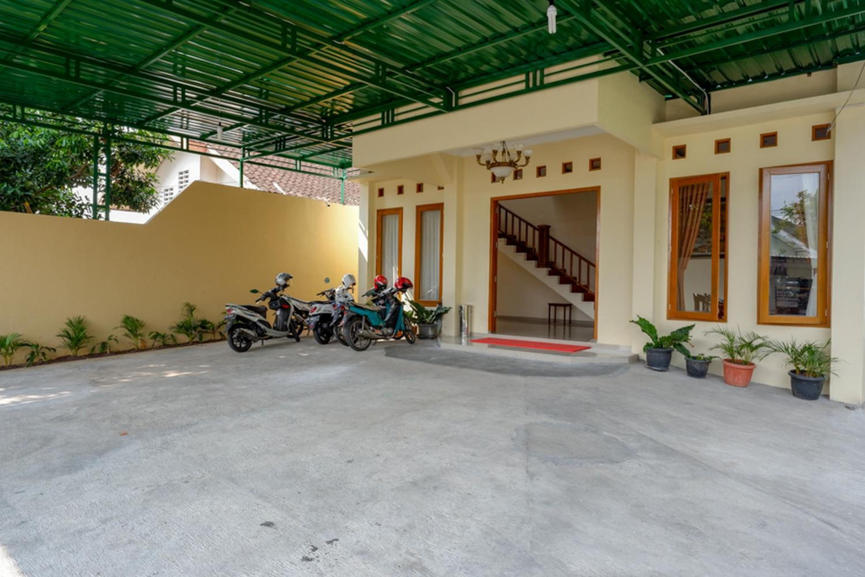 RedDoorz near Stadion 45 Karanganyar view 2