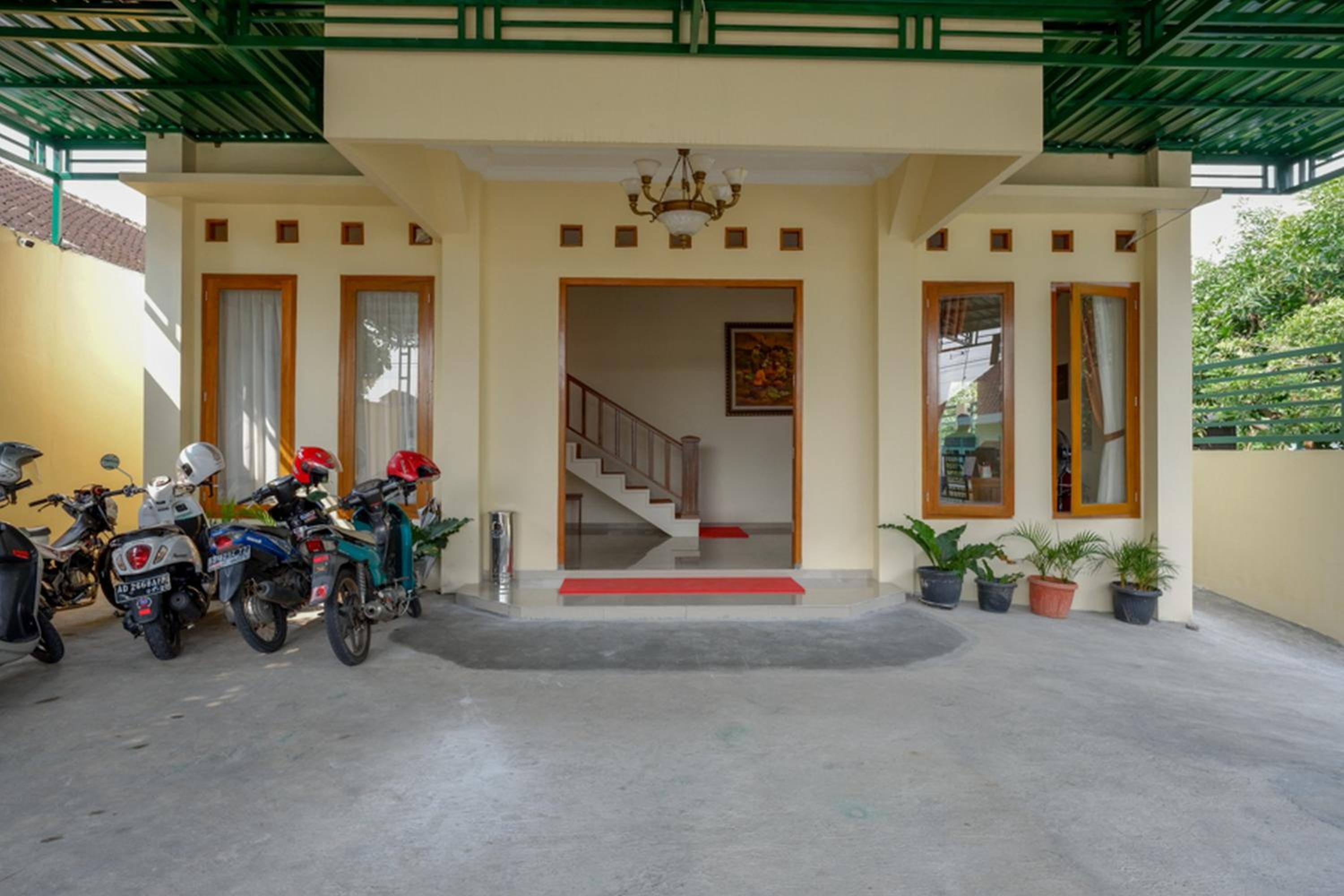 RedDoorz near Stadion 45 Karanganyar view 3