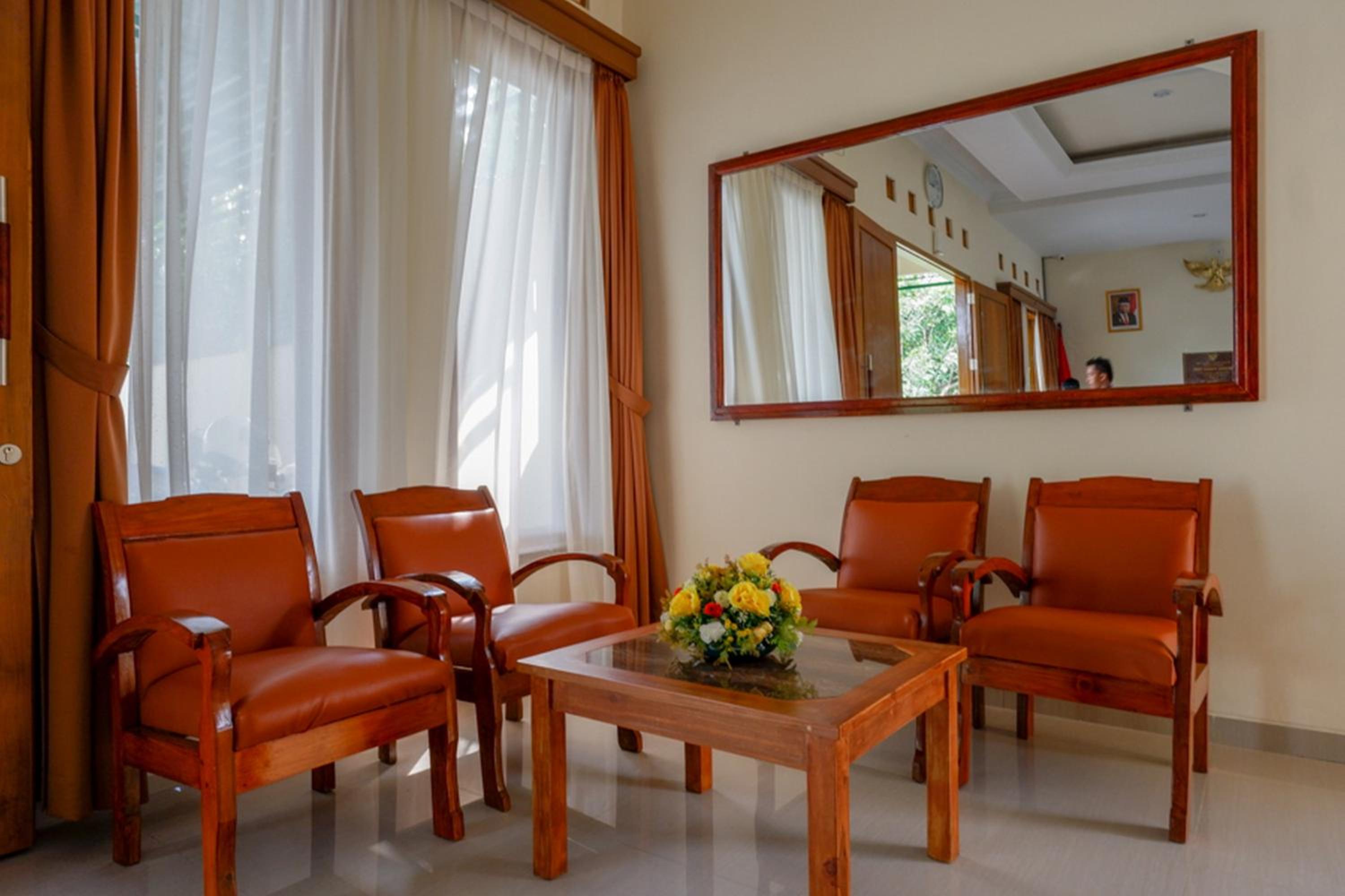 RedDoorz near Stadion 45 Karanganyar view 5