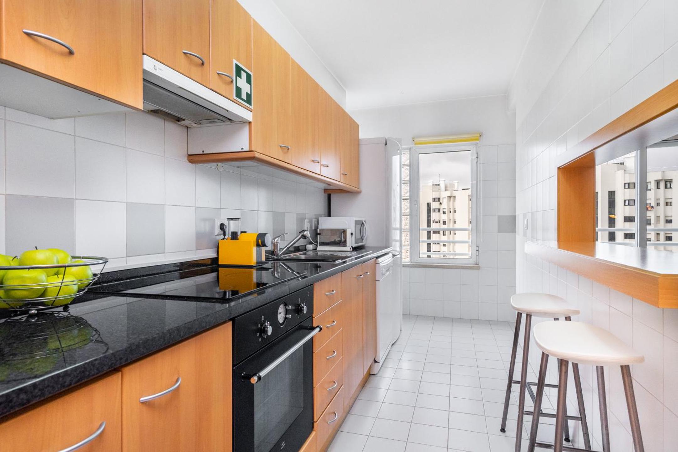 Lisboa, Cidade, Elegant Apartment with Air Cond, Free WIFI and Near Metro, by IG view 5