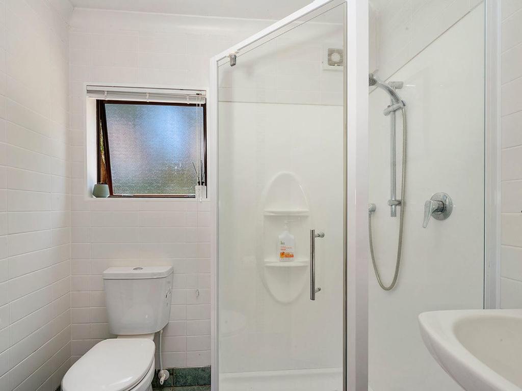 Acacia Bay Getaway - Lake Taupo Holiday Home view 2