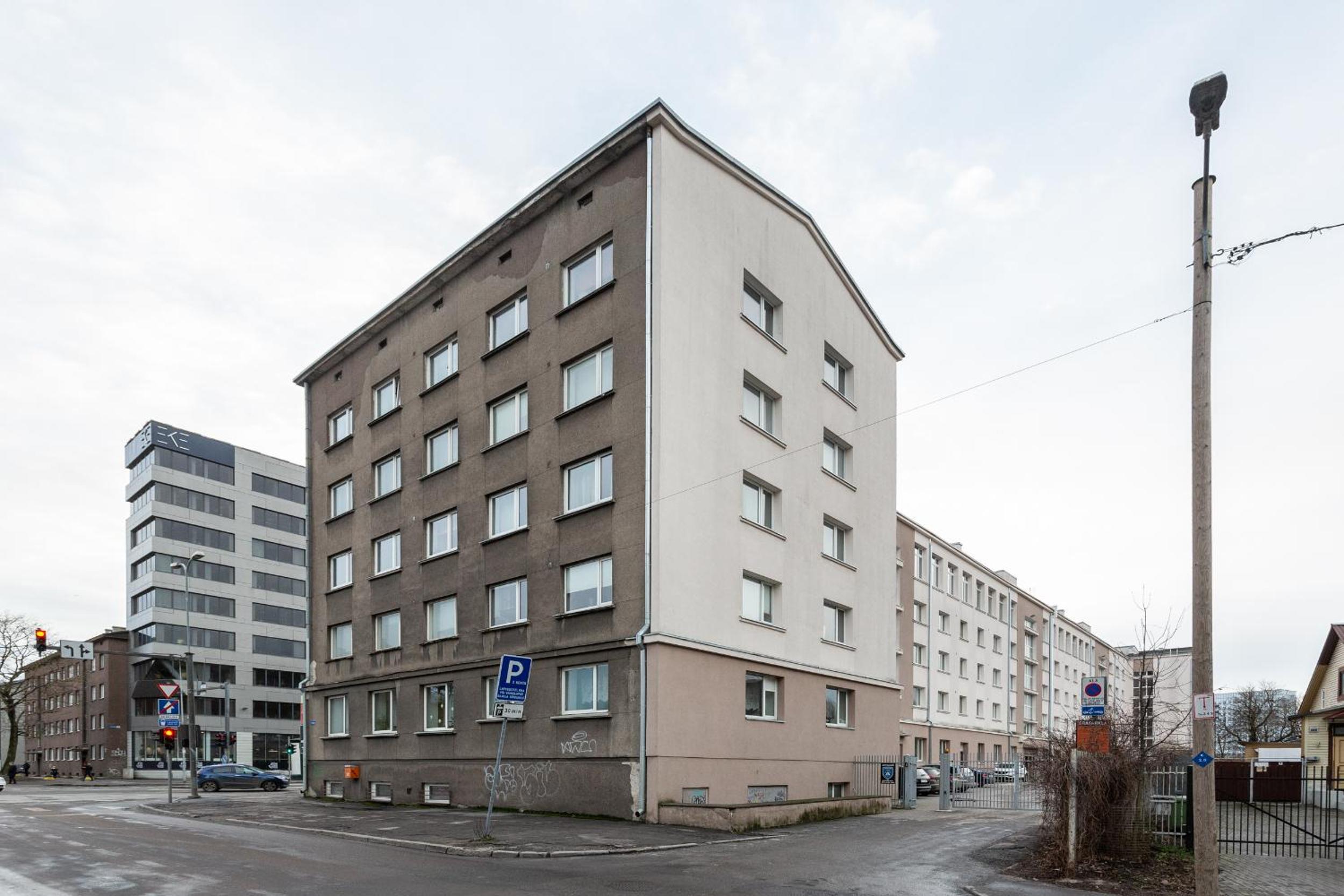 3 room central apartmend 90m2 parking for one car fifth floor and the building does not have an elevator view 4