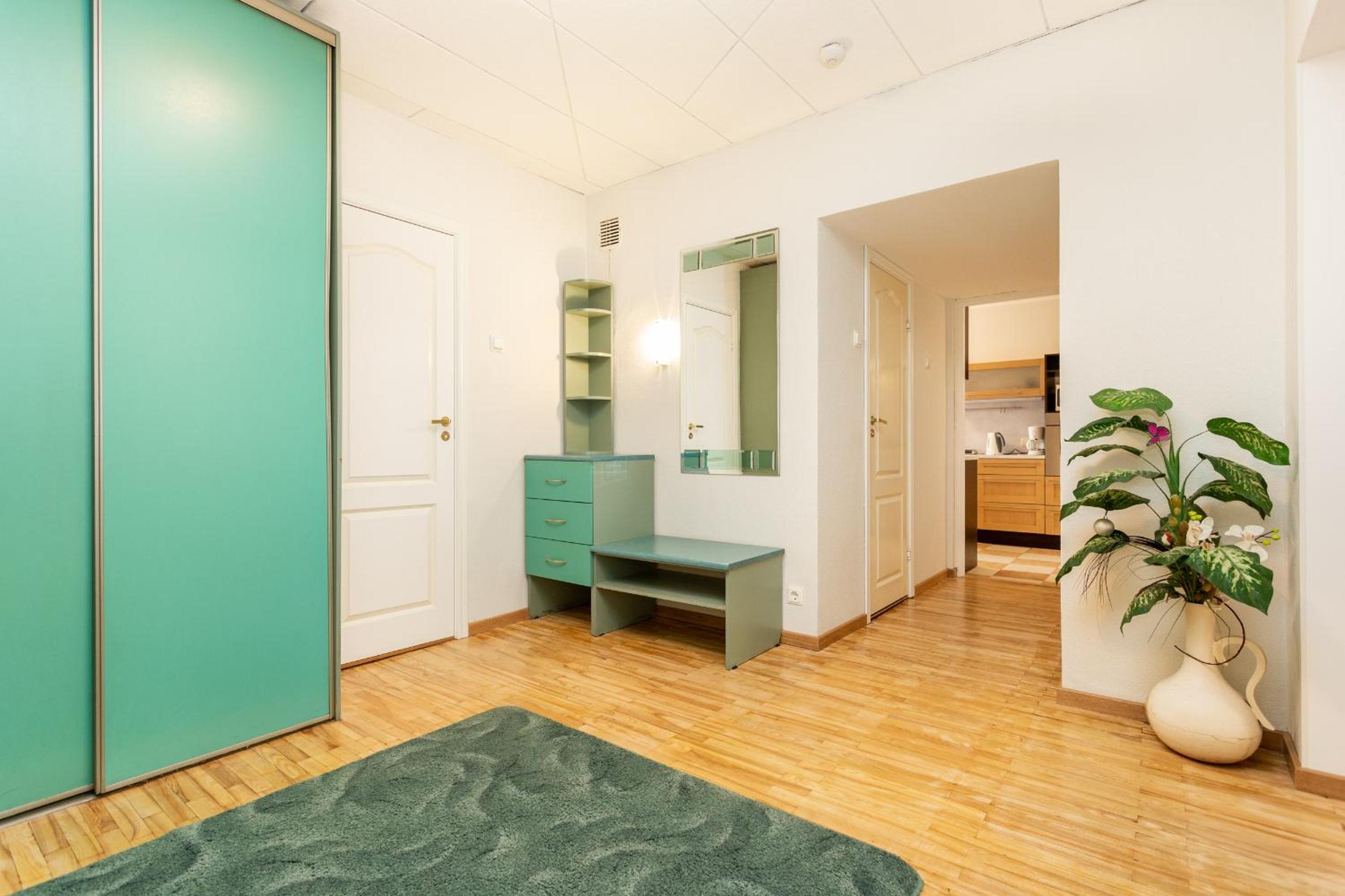 3 room central apartmend 90m2 parking for one car fifth floor and the building does not have an elevator view 3