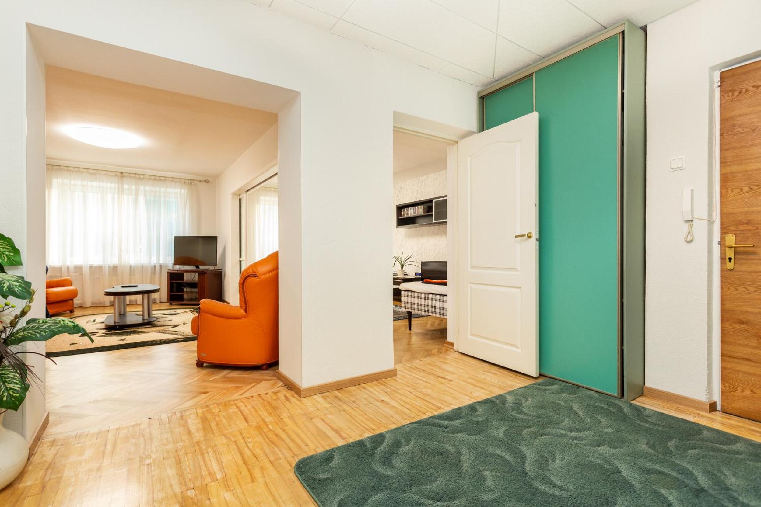 3 room central apartmend 90m2 parking for one car fifth floor and the building does not have an elevator view 2
