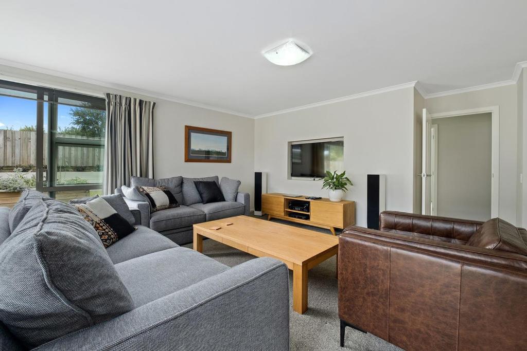 Maison de Maude - Lake Hawea Holiday Home view 5