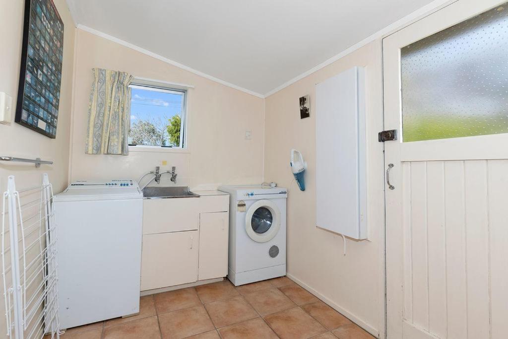 Matapouri Beach Family Haven - Matapouri Home view 5