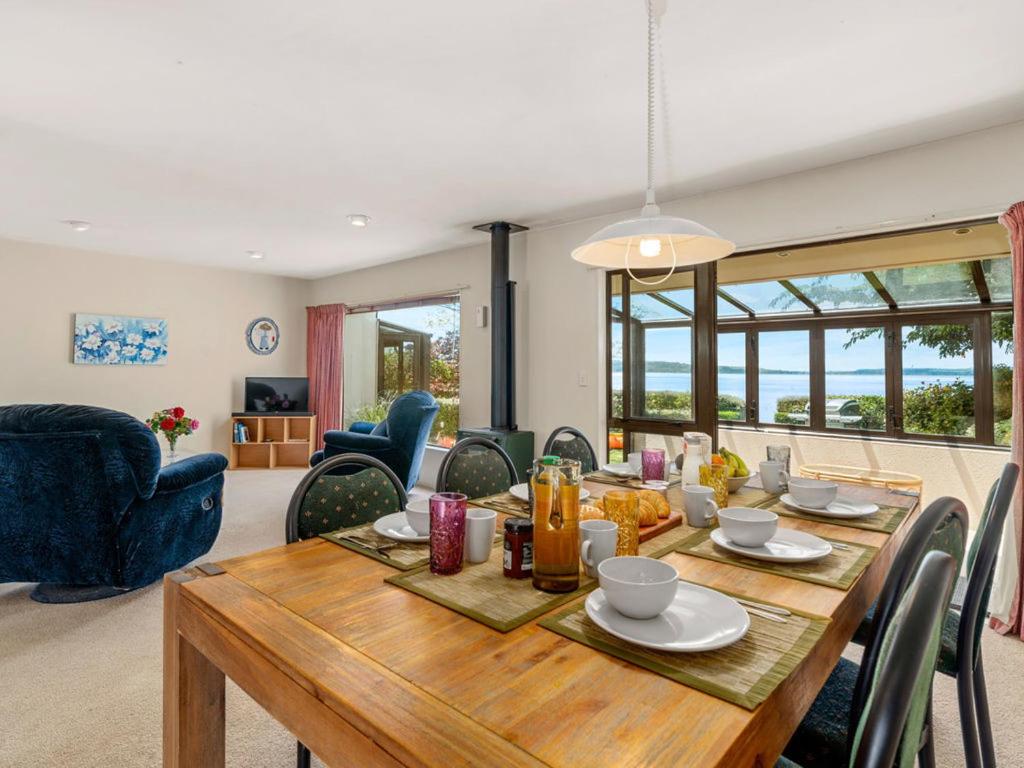 Mokoia Sunrise - Lakefront Ngongotaha Holiday Home view 5