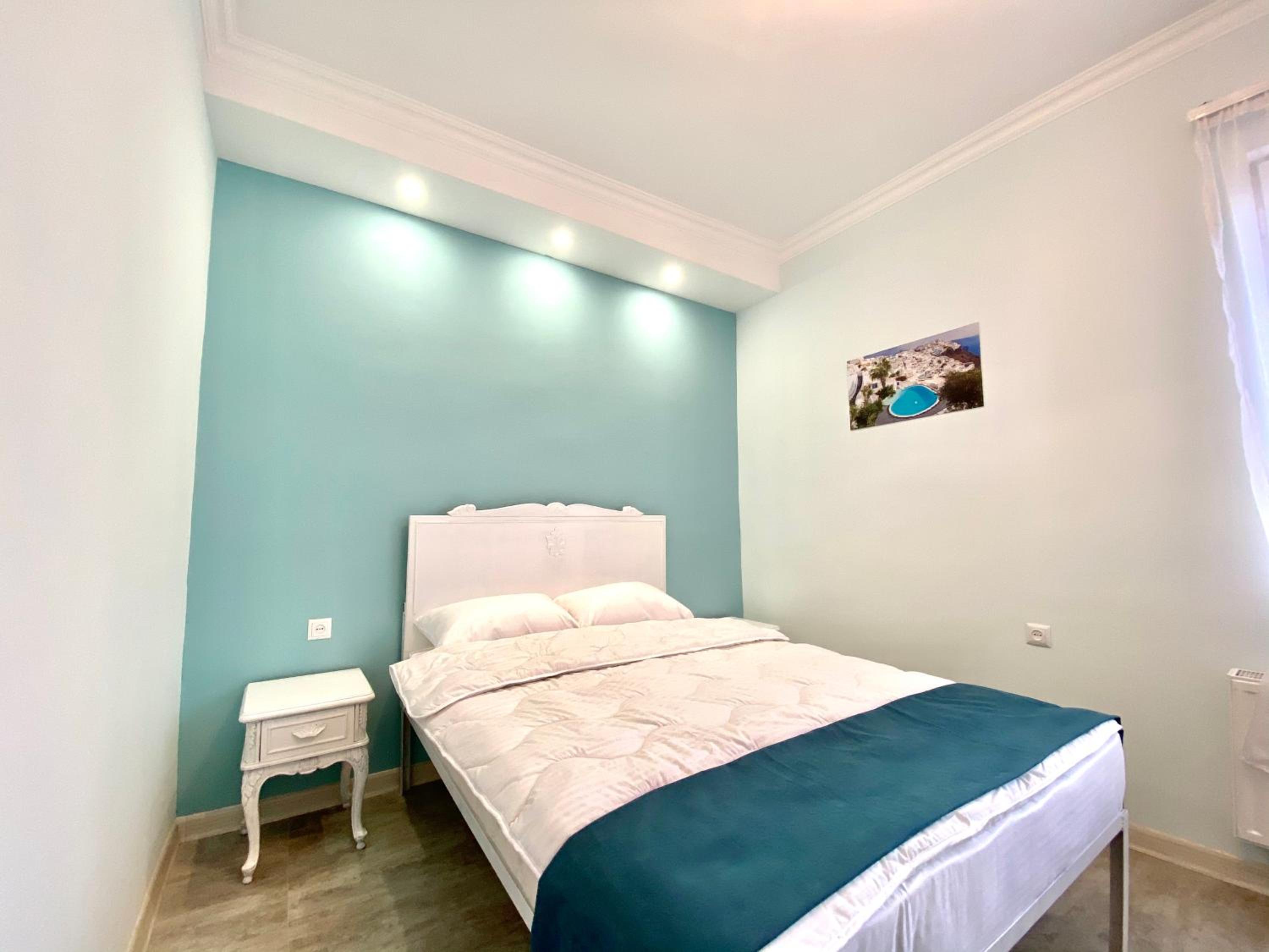 Santorini Hotel & Hostel