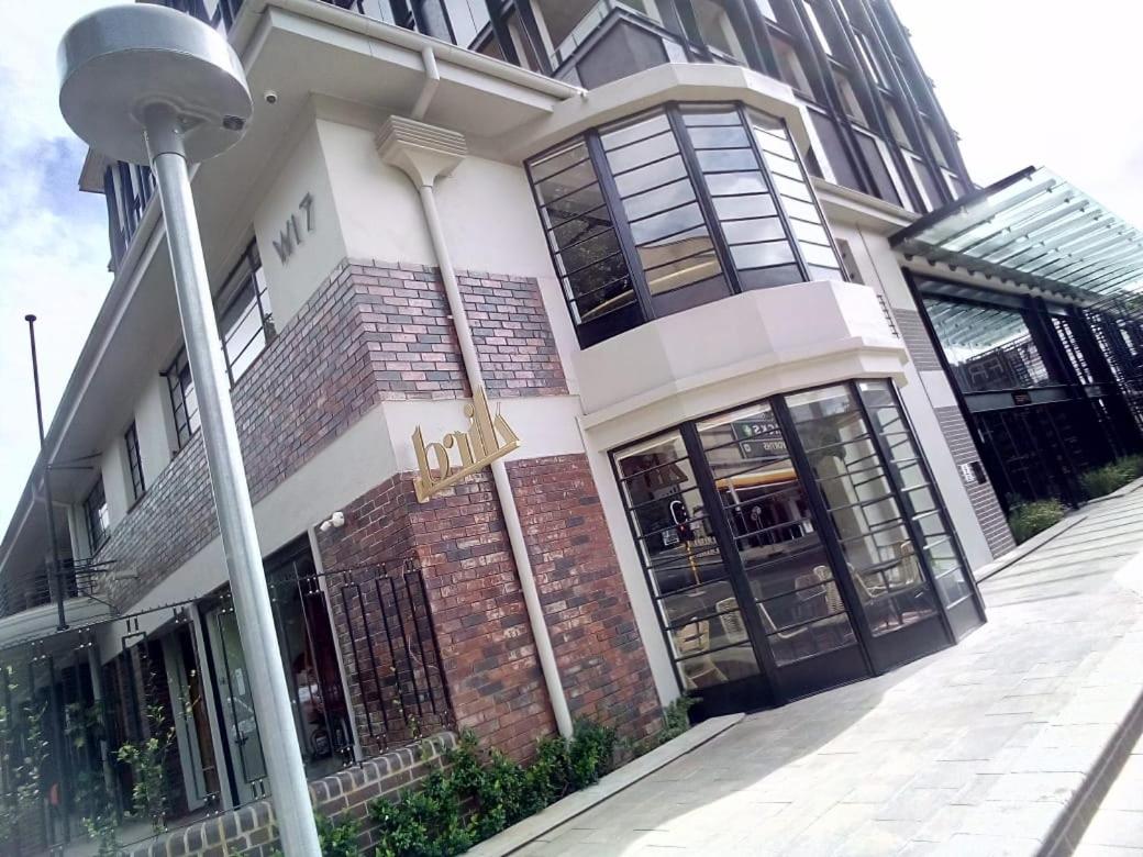 One Perfect Stay Median Rosebank
