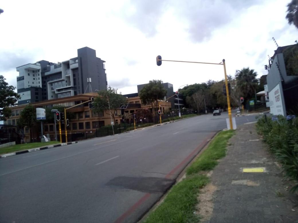 One Perfect Stay Median Rosebank