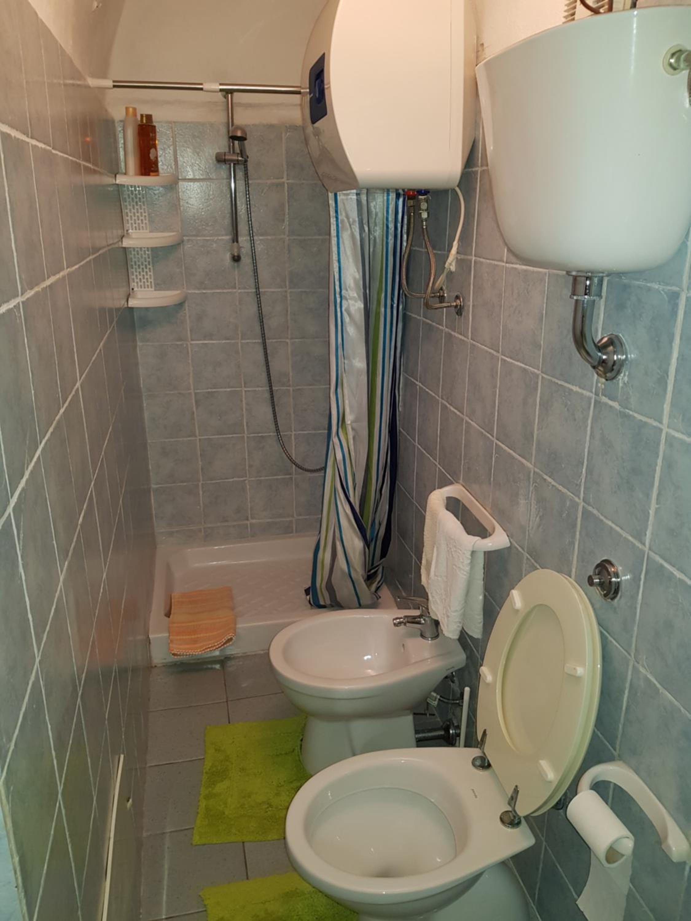 B&B Da Antonella en Bosa — bathroom
