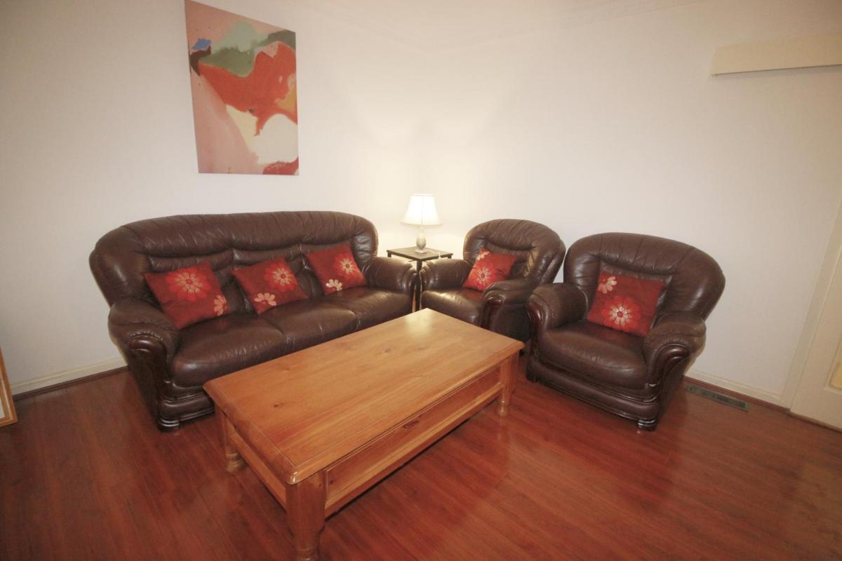 Sunny House - Melbourne Airport Home