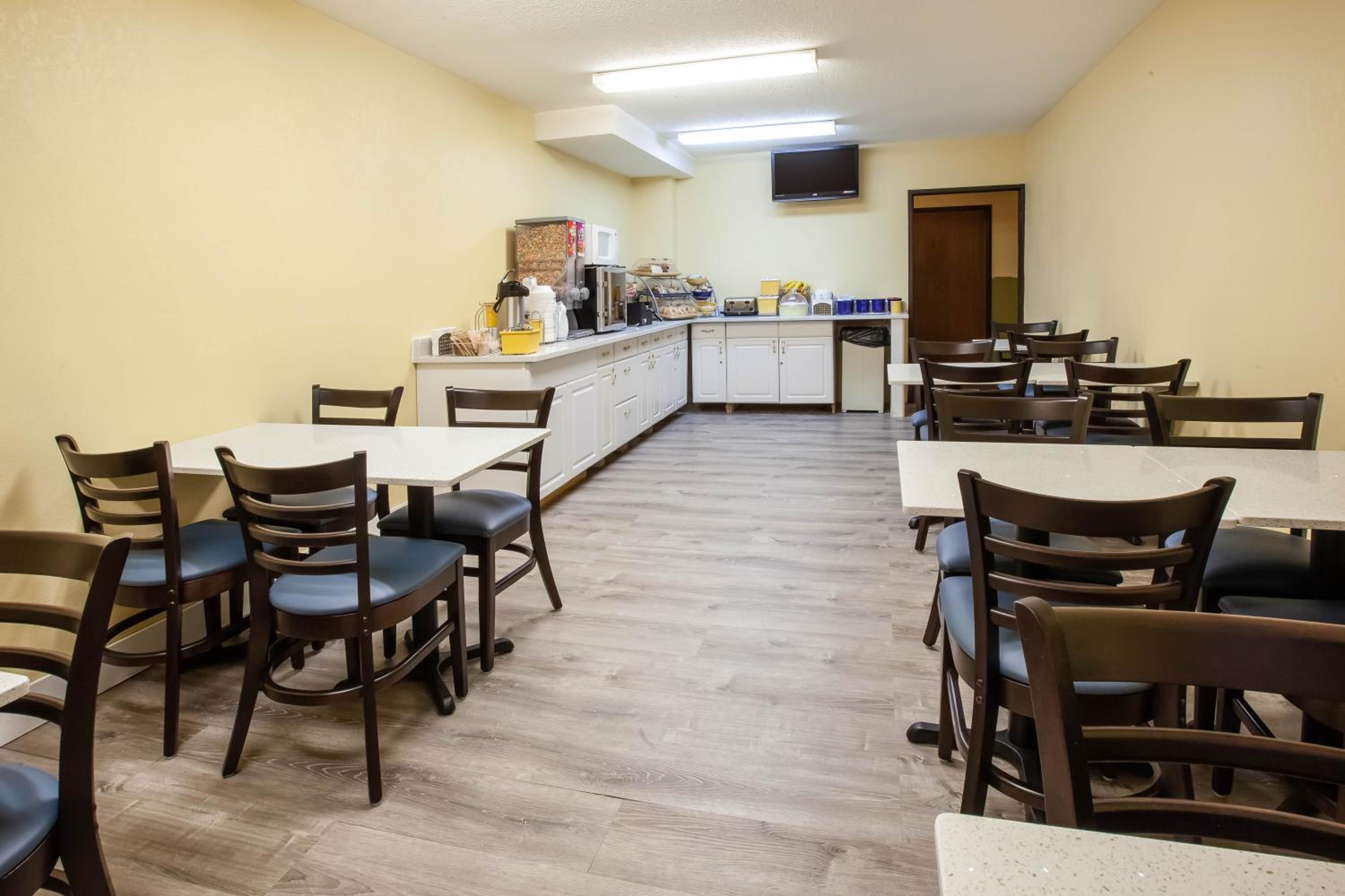 Cadillac Vacations - Days Inn by Wyndham Cadillac - Property Image 2