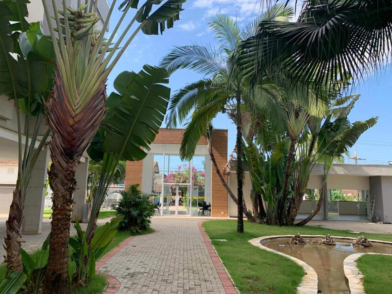 Apto 2 quartos a 350 metros da praia, churrasqueira na varanda, wi-fi, piscina, garagem coberta,telas de proteção, quadra beach tênis