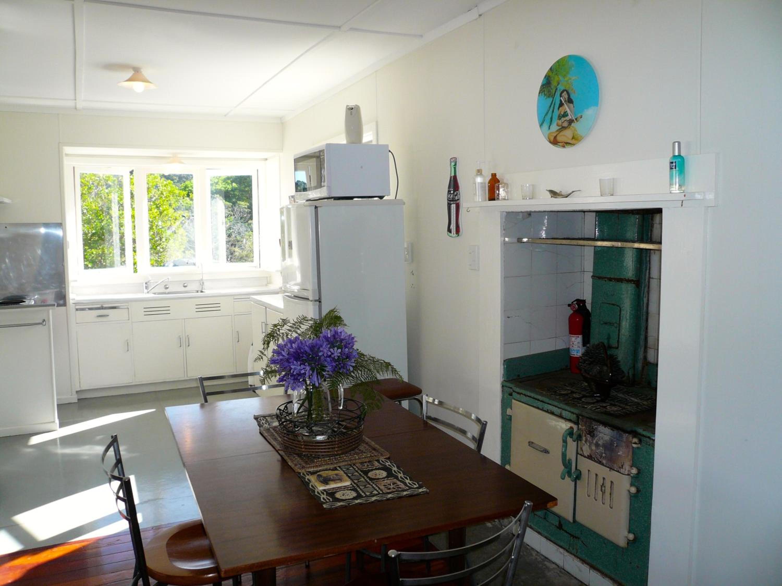 Ridge Cottage - Oneroa Holiday Home view 4