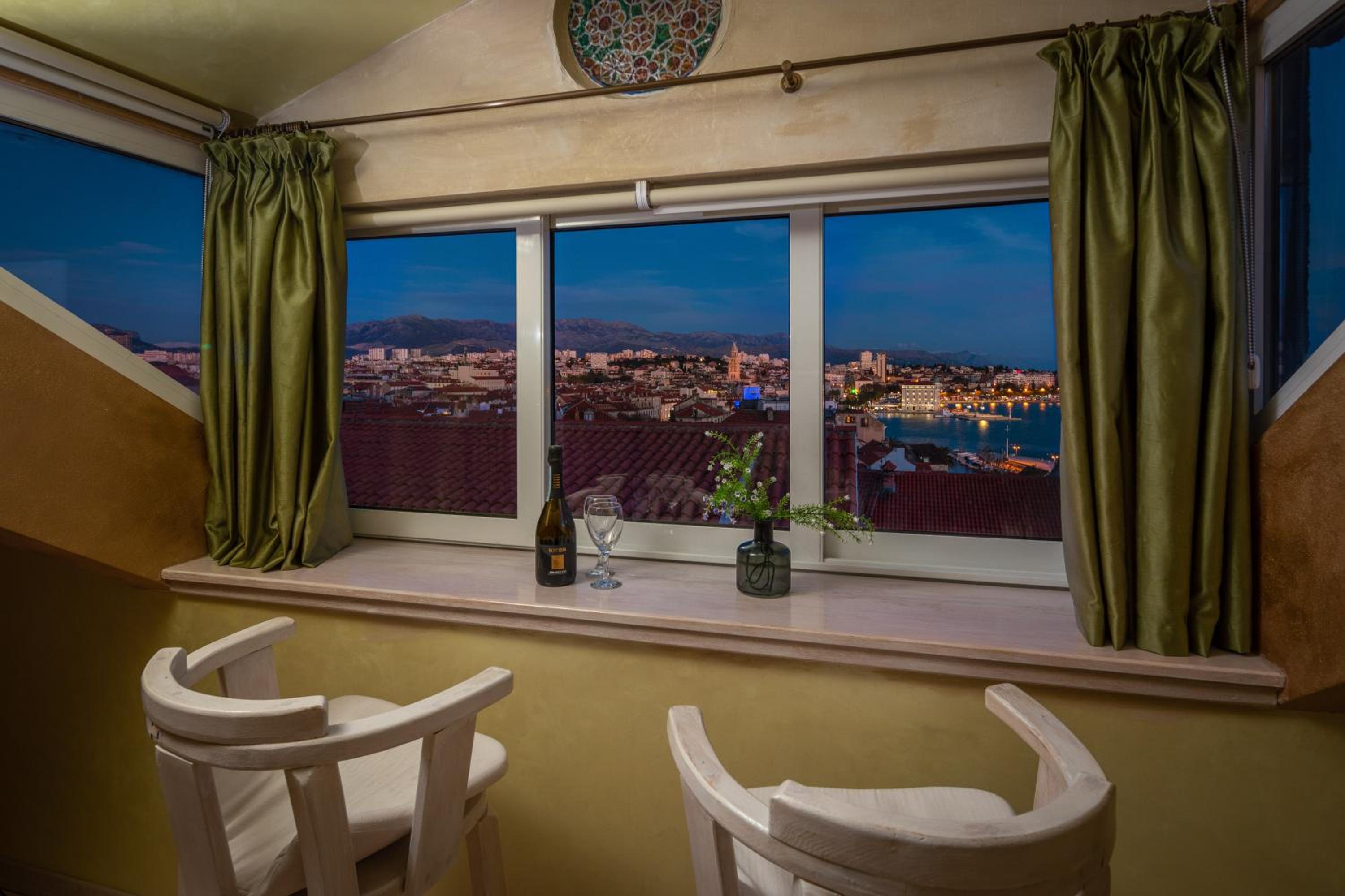Royal Apartment Varos view 5