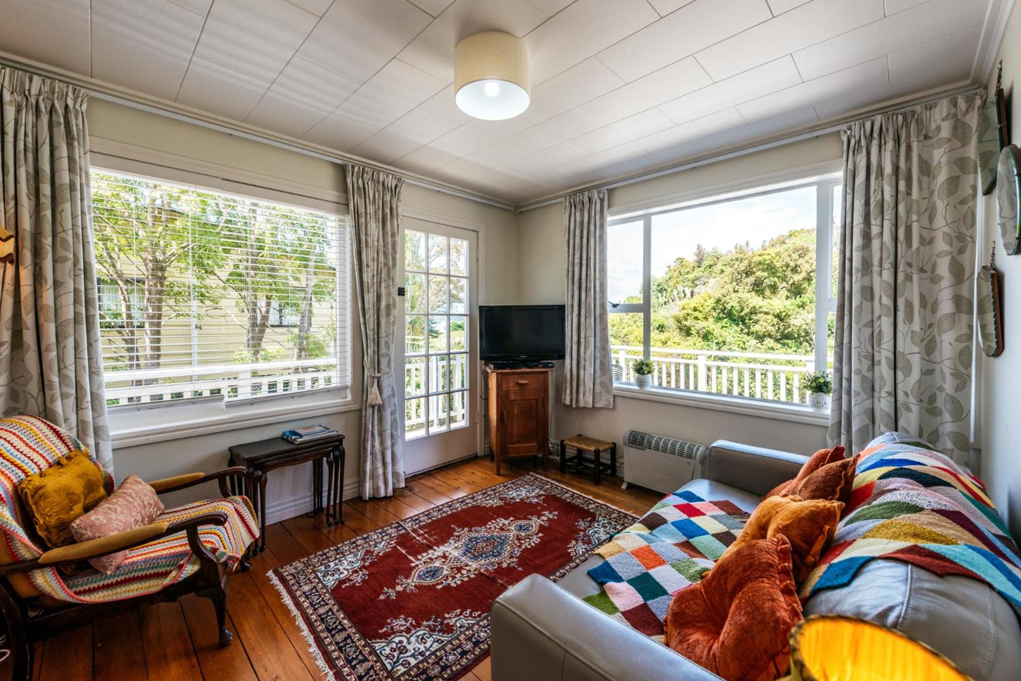 Mrs Jones Holiday Cottage - Waiheke Holiday Home view 5