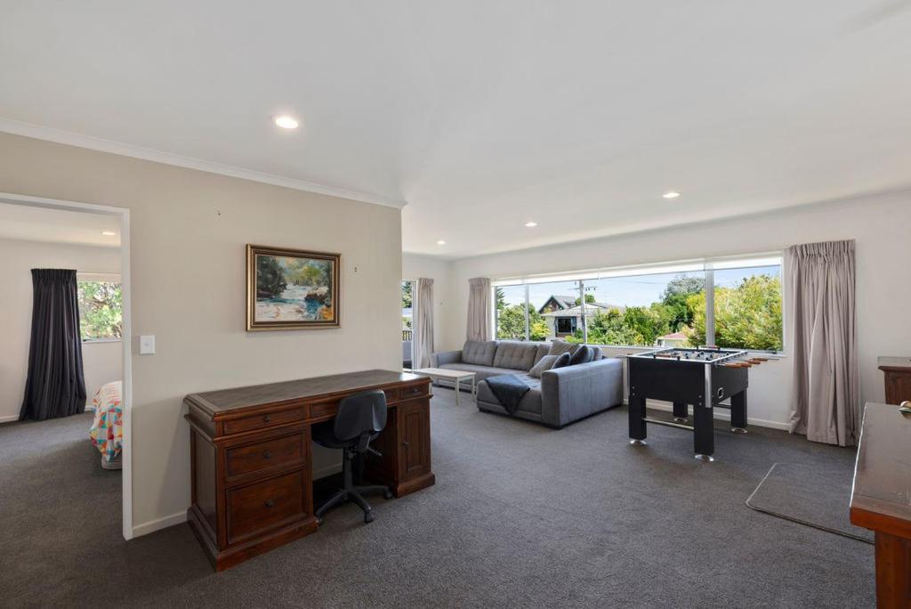 Sun on Seaview - Paraparaumu Beach Holiday Home