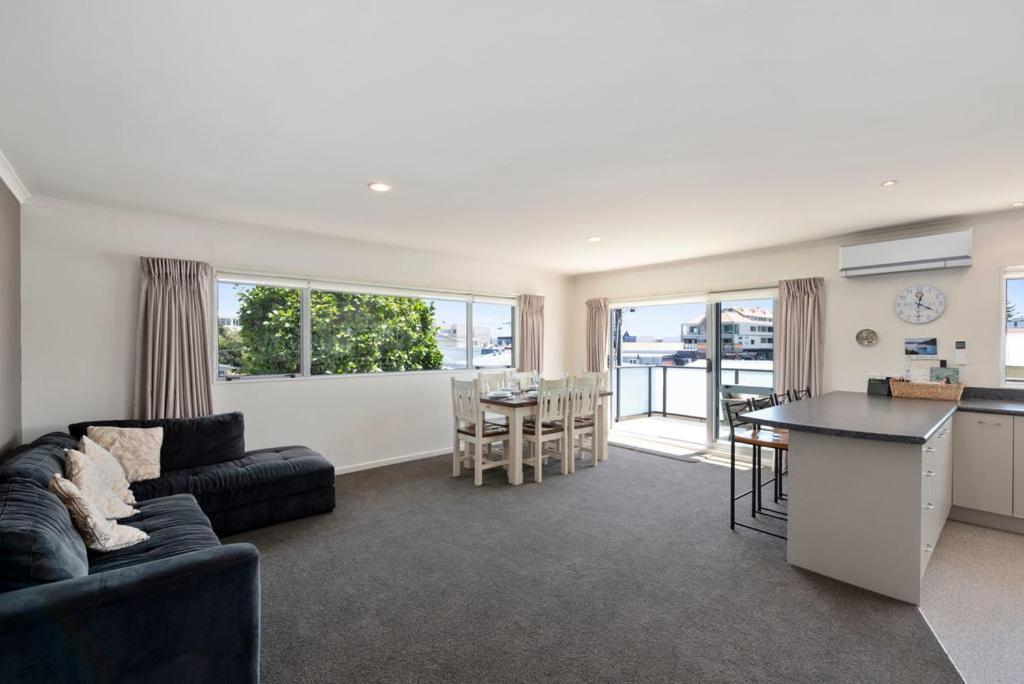 Sun on Seaview - Paraparaumu Beach Holiday Home