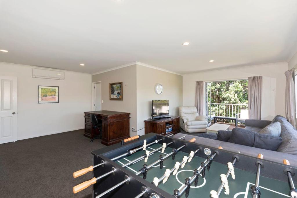 Sun on Seaview - Paraparaumu Beach Holiday Home