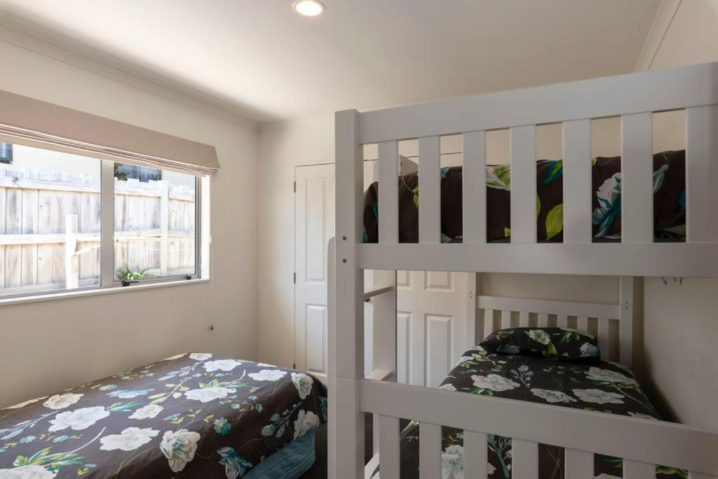 Sun on Seaview - Paraparaumu Beach Holiday Home