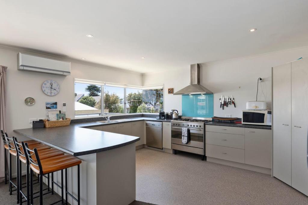 Sun on Seaview - Paraparaumu Beach Holiday Home
