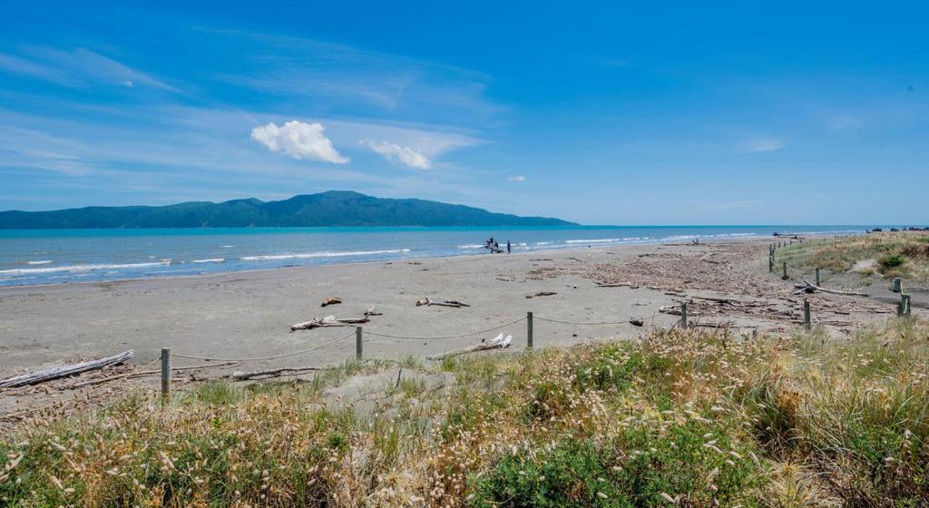 Sun on Seaview - Paraparaumu Beach Holiday Home
