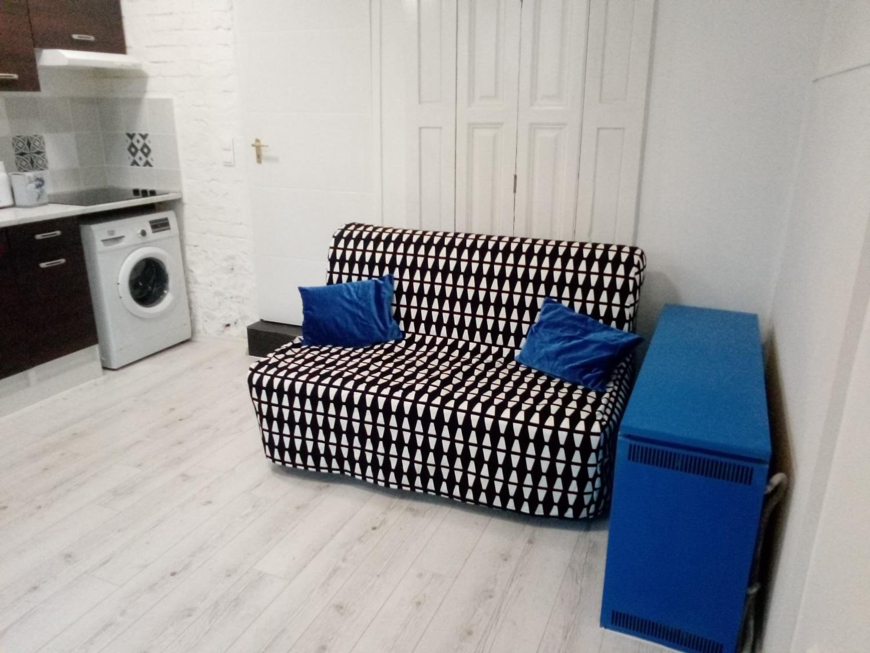 Sunny city apartment facing the park view 3