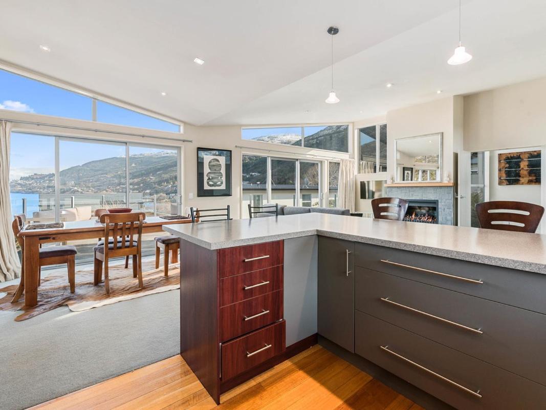 Lake Views on Yewlett - Queenstown Holiday Home