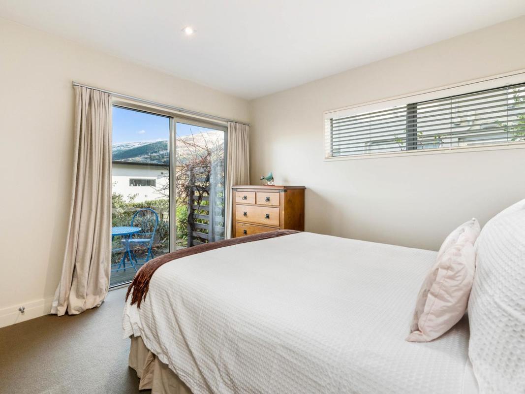 Lake Views on Yewlett - Queenstown Holiday Home