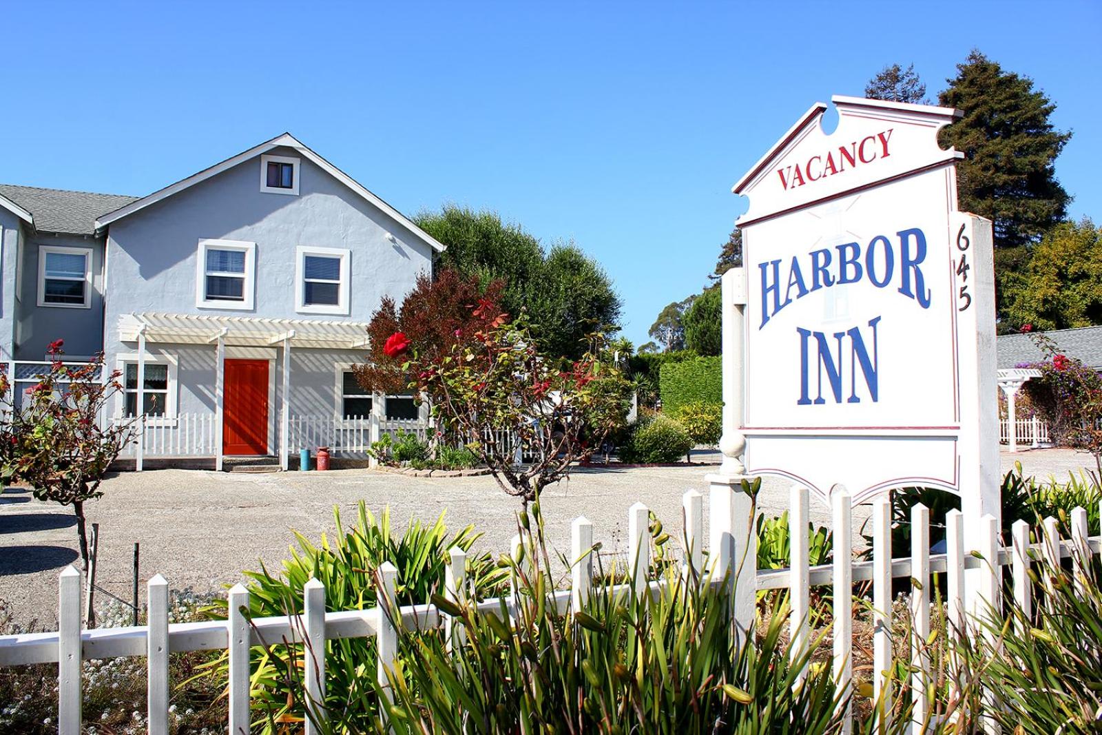 Hotel Harbor Inn - Image 1