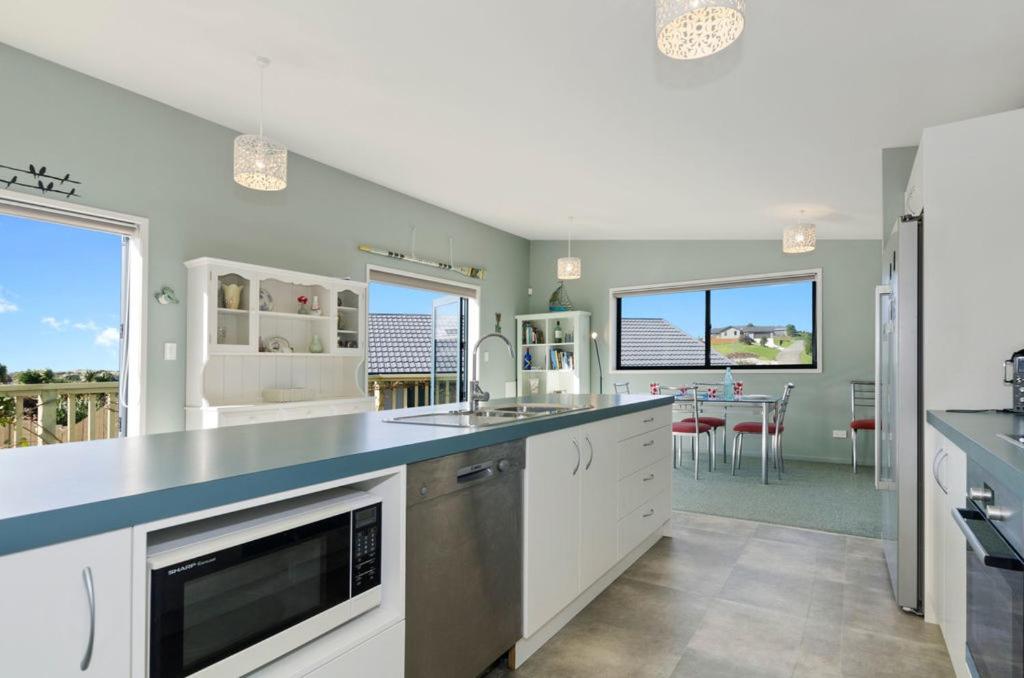 The Blue Cottage with WiFi- Waipu Holiday Home view 5
