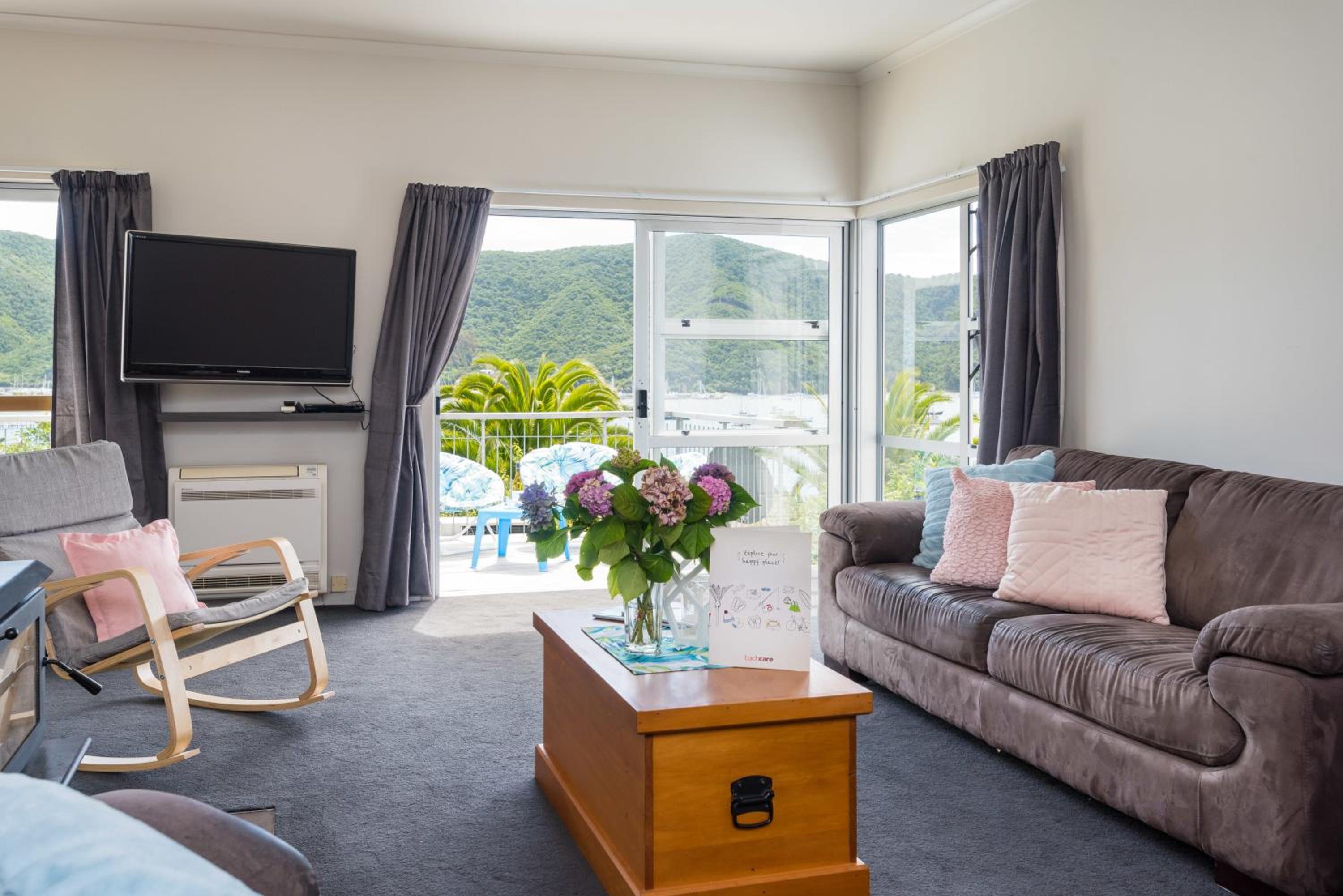 Tirohanga Wai - Waikawa Holiday Home view 3