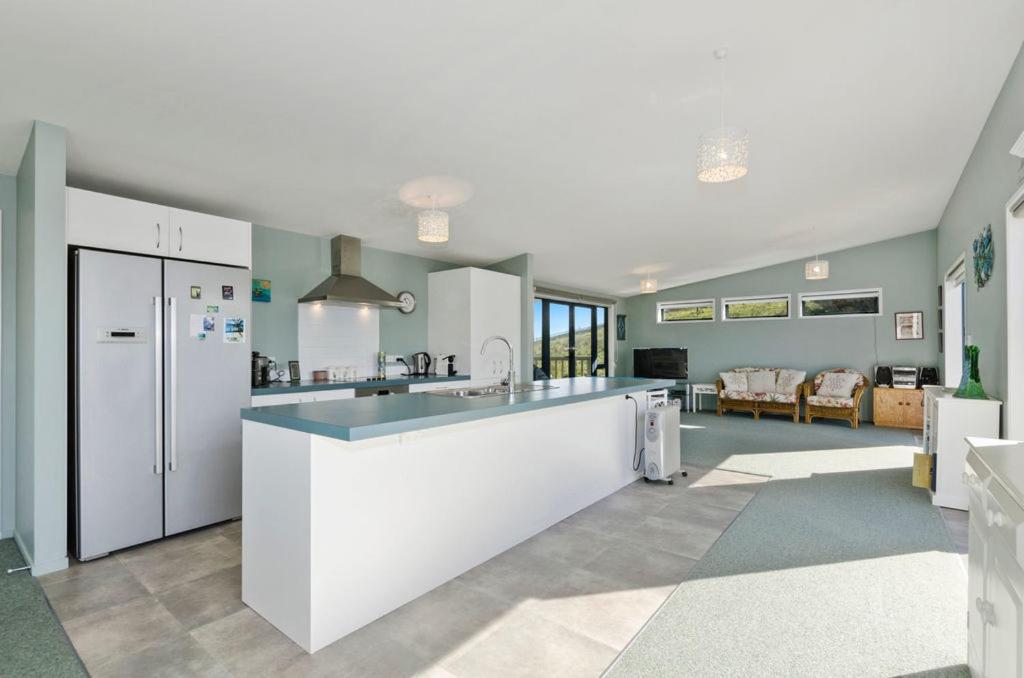 The Blue Cottage with WiFi- Waipu Holiday Home view 2