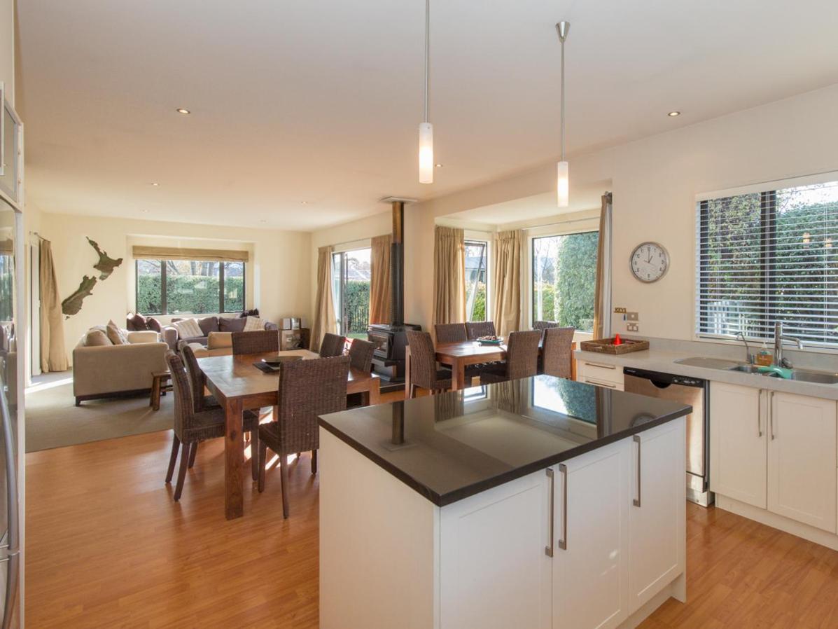 Modern Lake Haven - Wanaka Holiday Home view 3