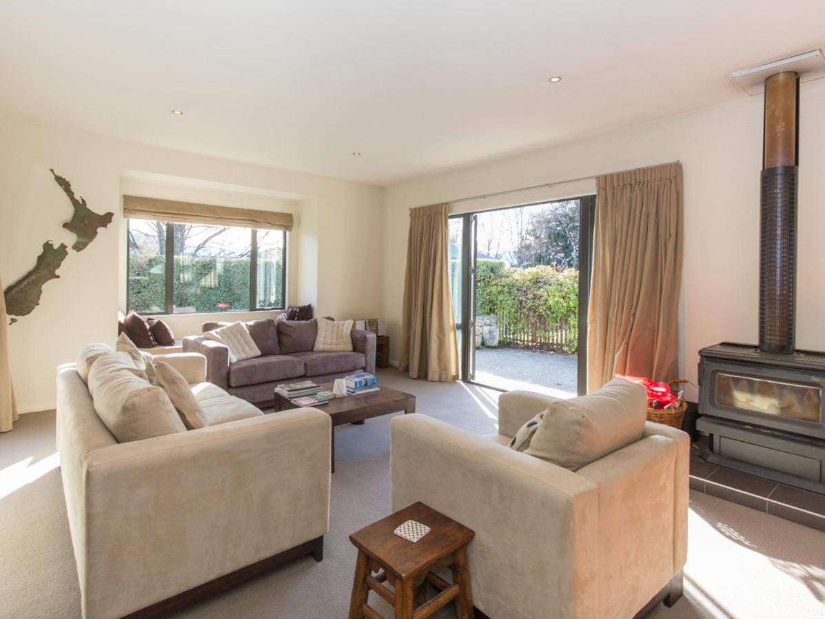 Modern Lake Haven - Wanaka Holiday Home view 5